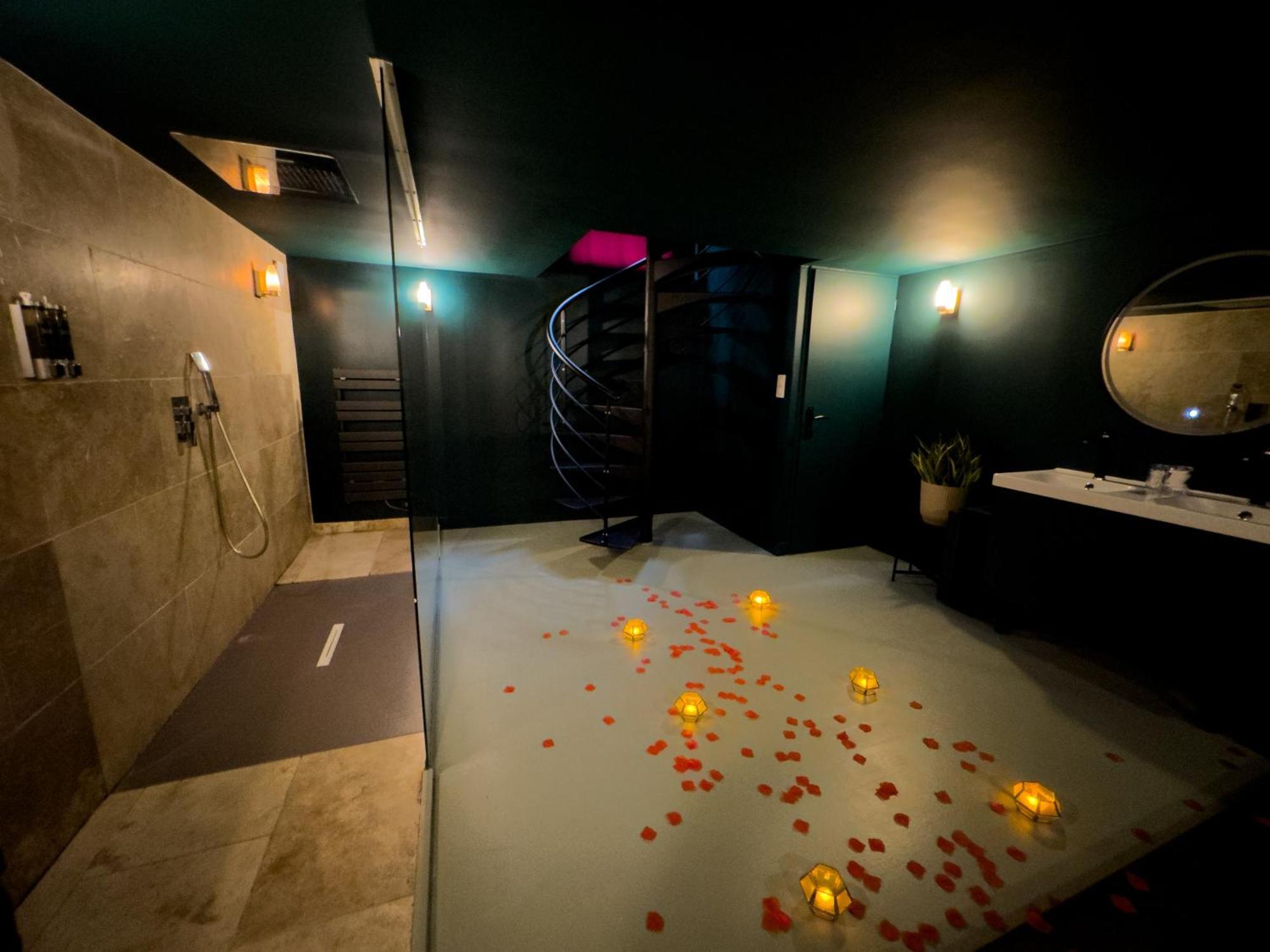 Mieuxqualhotel Jacuzzi Privatif Velvet Desire Бордо Экстерьер фото