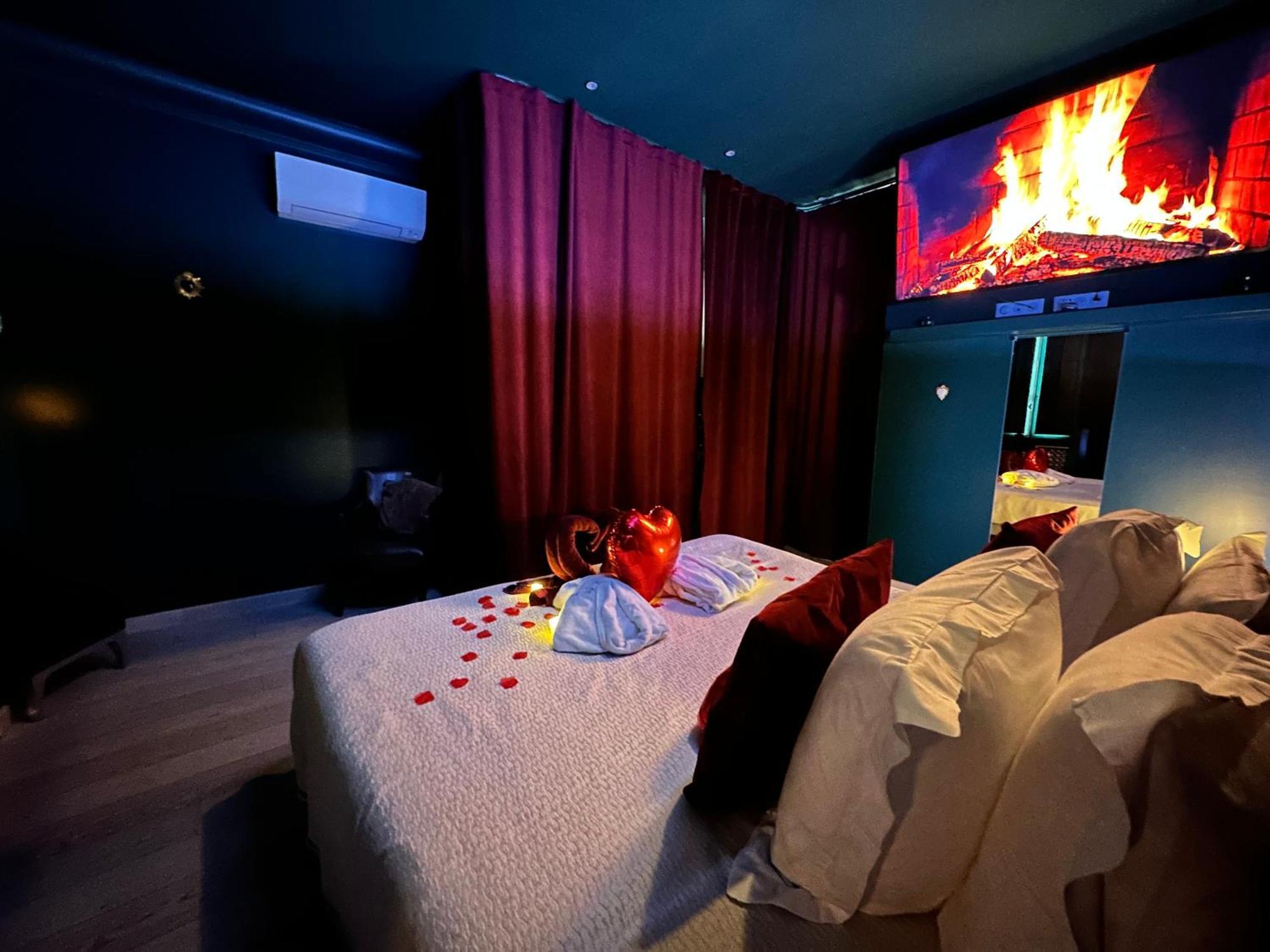 Mieuxqualhotel Jacuzzi Privatif Velvet Desire Бордо Экстерьер фото