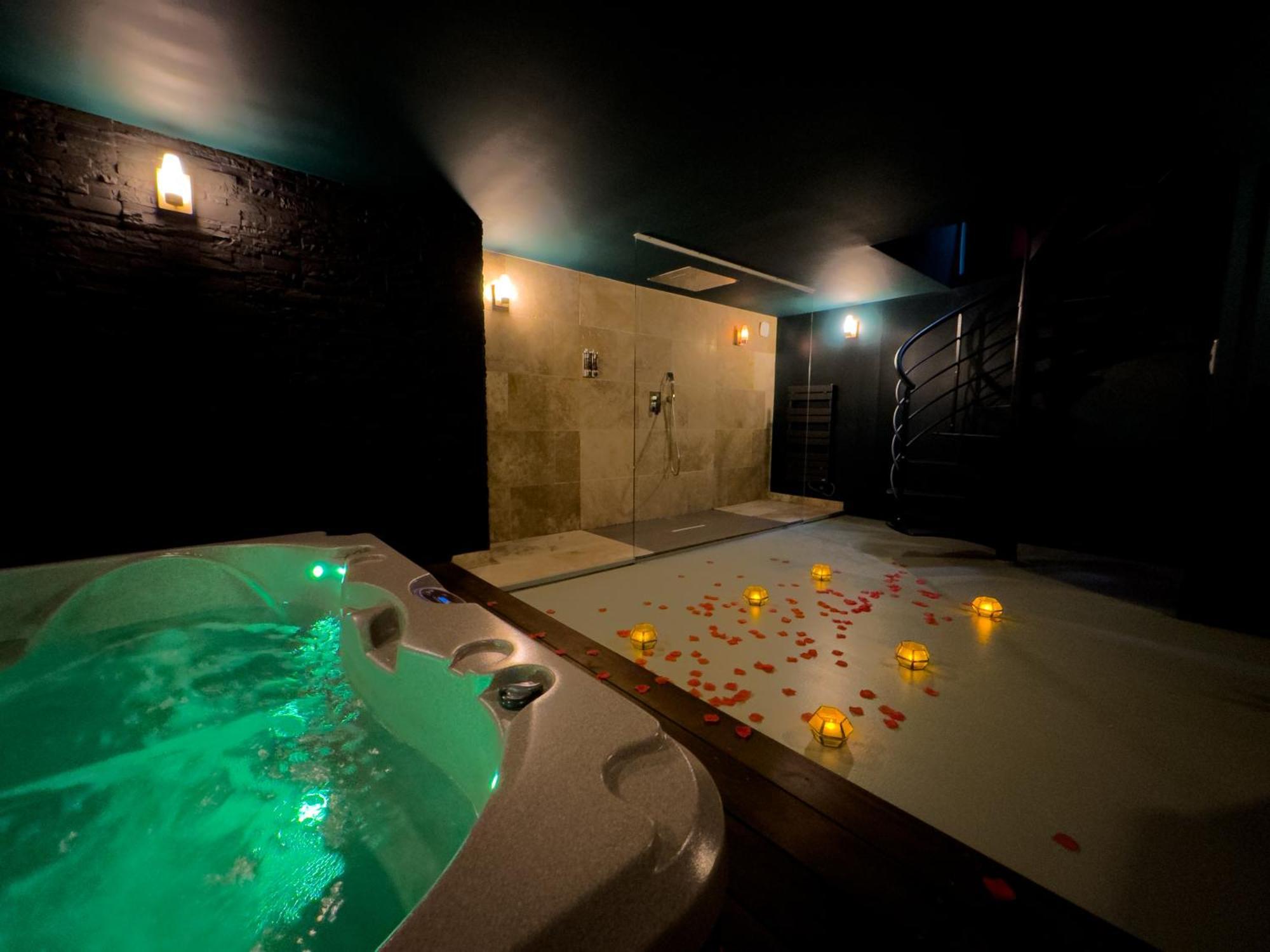 Mieuxqualhotel Jacuzzi Privatif Velvet Desire Бордо Экстерьер фото